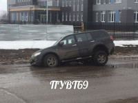 Дубль два: в Твери внедорожник провалился в яму, в которой на прошлой неделе побывал КАМАЗ - Новости ТИА