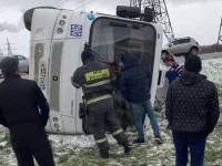В Твери опрокинулась маршрутка с пассажирами: трое пострадавших, водитель сбежал - новости ТИА