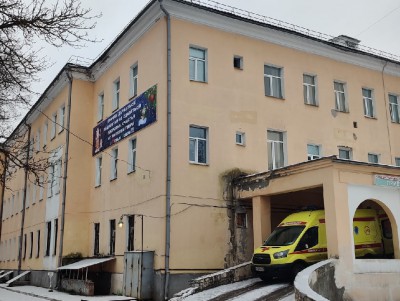 На фасаде тверской больницы появился баннер с пожеланиями - Новости ТИА