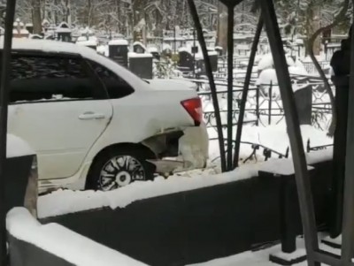 В Тверской области водитель врезался в могилу криминального авторитета - новости ТИА