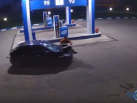 Конфликт на АЗС в Торжке: неадекватный водитель не хотел платить за бензин и дважды наехал на заправщика - Новости ТИА