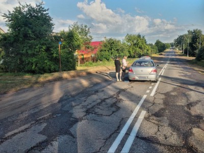 В Калининском районе шедшая посередине дороги пенсионерка попала под колеса - Новости ТИА