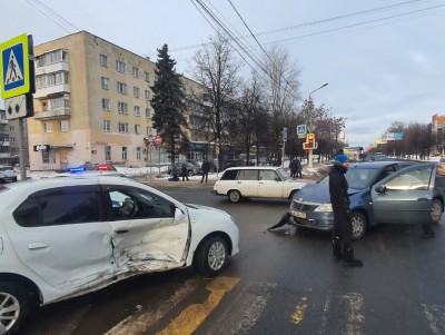 В Твери столкнулись два автомобиля Renault, пострадала пассажирка - Новости ТИА