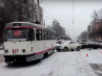 Появилось видео ДТП в Твери с участием трамвая и двух иномарок - Новости ТИА