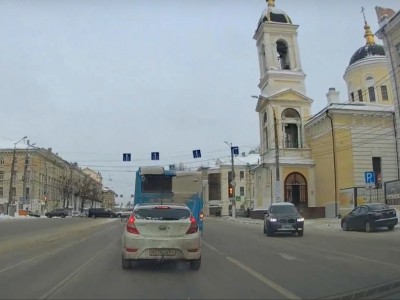 В Твери автомобилист срезал путь по встречной полосе - Новости ТИА