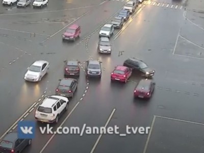 На перекрестке в Твери два автомобиля протаранили джип - Новости ТИА