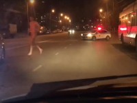 Голый мужчина по тверским улицам пытался убежать от полицейской машины - новости ТИА