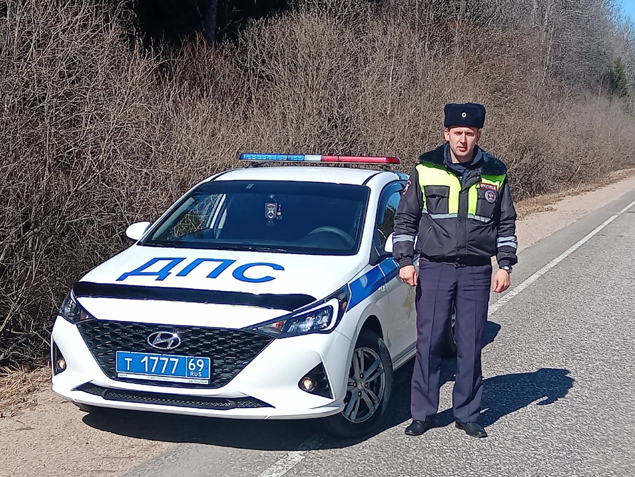 В Тверской области инспектор ДПС спас жизнь женщине, пострадавшей в ДТП -  ТИА