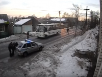 В Вышнем Волочке кидавшегося с топором на автобус мужчину будут принудительно лечить психиатры - Новости ТИА