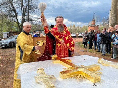 В селе Федоровское освятили и подняли кресты на Успенский храм  - Новости ТИА