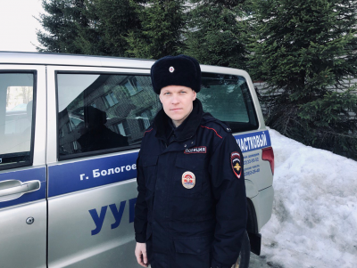 В Бологовском районе участковый помог водителям, чьи машины увязли в снегу - Новости ТИА