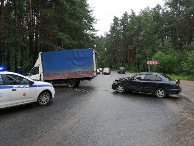 В Твери иномарка столкнулась с грузовиком - Новости ТИА