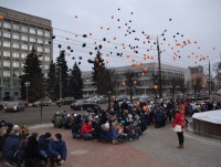 В Твери в честь Дня героев Отечества запустили в небо шары - Новости ТИА