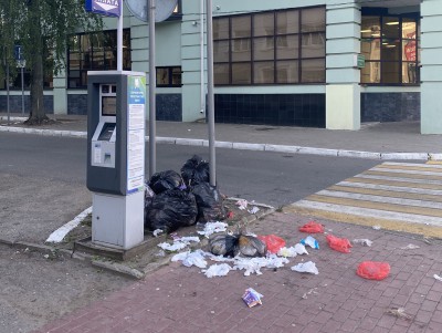 ООО ТСАХ: мешки с мусором в центре Твери следует выбрасывать в большие урны  - Новости ТИА