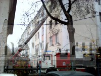 Тверские пожарные борются с пожаром в многоквартирном доме - Новости ТИА