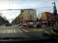 Появилось видео, как иномарка влетает в толпу пешеходов у театра кукол - Новости ТИА