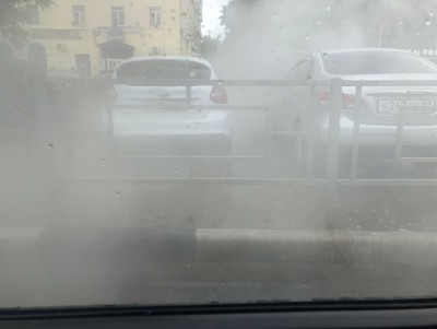 Под припаркованным в Заволжском районе Твери автомобилем забил фонтан кипятка - Новости ТИА