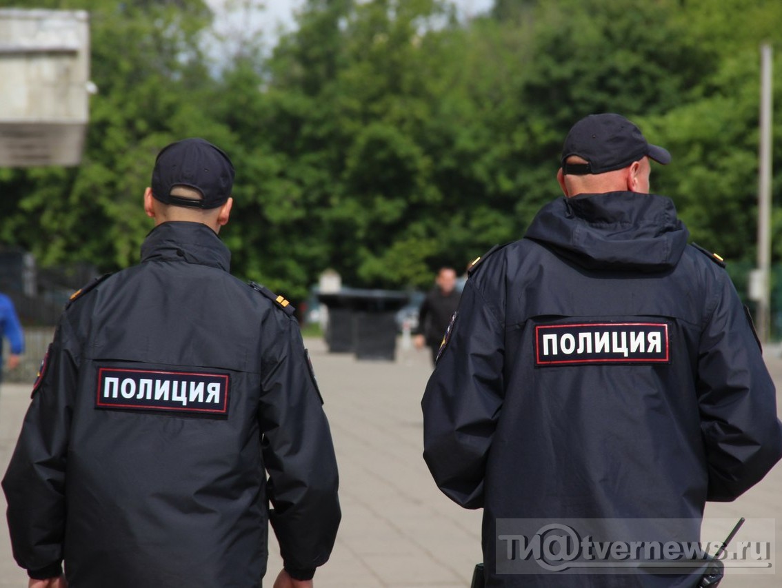 В Твери двое полицейских изъяли и забрали себе контрафактные коньяк и водку  | 16.12.2021 | Тверь - БезФормата