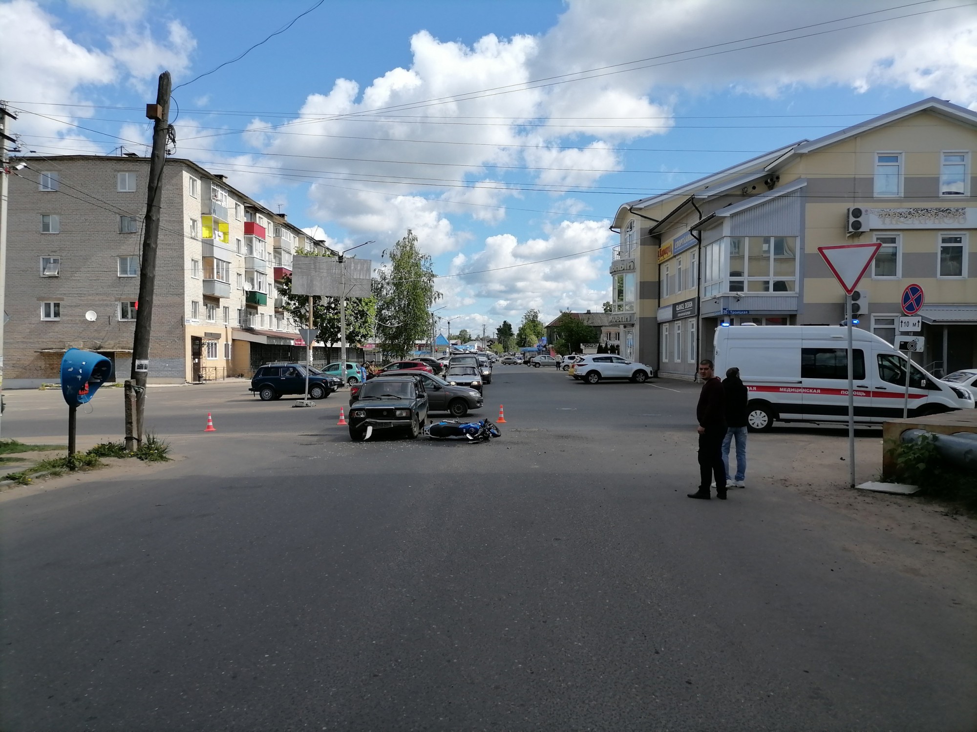 В Тверской области водитель авто не пропустил мотоцикл, пострадали два  человека | 26.05.2021 | Тверь - БезФормата