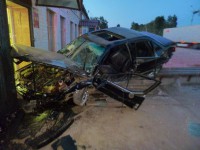Водитель, протаранивший магазин на Старицком шоссе, при обгоне зацепил фуру - Новости ТИА