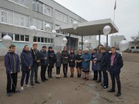 Школьники в память о погибших в ДТП отпустили в небо белые шары - Новости ТИА