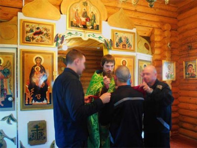 В колонии Торжка осуждённые приняли крещение  - Новости ТИА