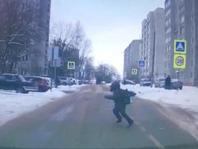 На улице в Твери ребёнок чуть не попал под колёса автомобиля - Новости ТИА