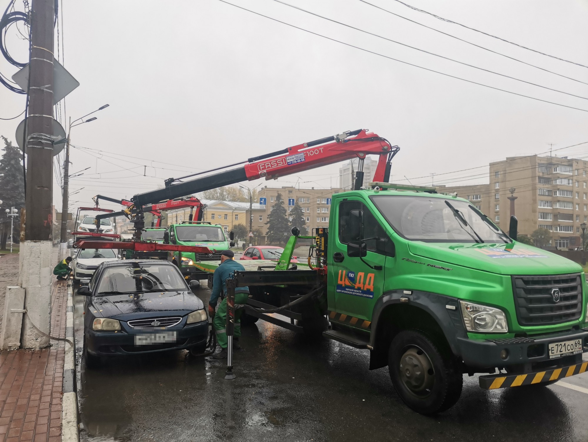 Из центра Твери эвакуаторы вывезли множество автомобилей - ТИА