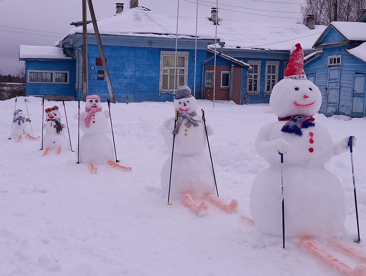 В деревне Тверской области жители вылепили отряд снежных лыжников |  20.12.2021 | Тверь - БезФормата