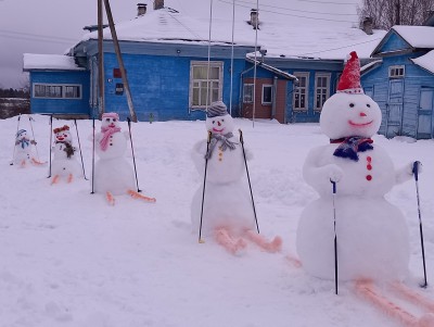 В деревне Тверской области жители вылепили отряд снежных лыжников - Новости ТИА