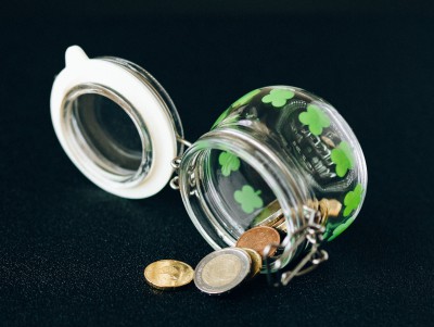 В Тверской области женщины стащили банку с монетами и попали под суд - Новости ТИА