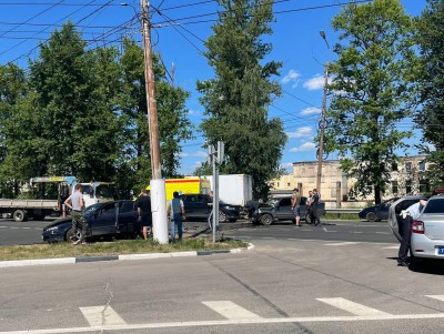 В Твери на Московском шоссе столкнулись две легковушки - Новости ТИА