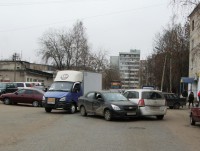 В Твери женщина-водитель, выезжая из двора дома, протаранила два автомобиля - Новости ТИА