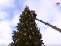На Манежной площади в Москве установили 20-метровую новогоднюю ель из Тверской области - Новости ТИА