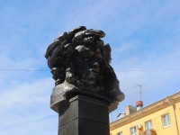 Вандализм или ремонт? В Твери бронзовый памятник Пушкину красят чёрной краской    - новости ТИА