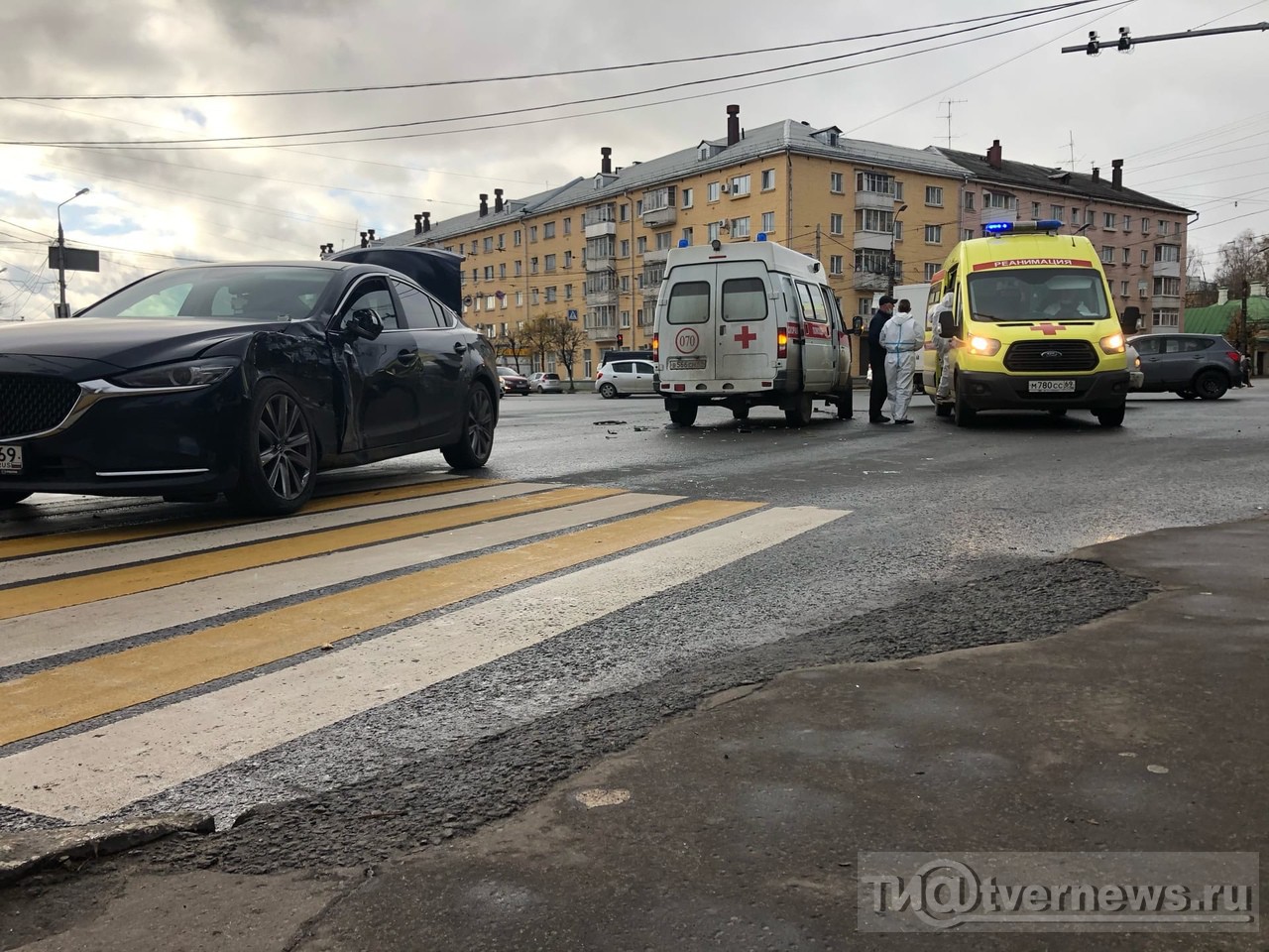 В Твери машина скорой помощи врезалась в иномарку | 05.11.2020 | Тверь -  БезФормата