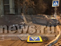 В Твери две легковушки снесли дорожный знак и выломали бетонный забор - Новости ТИА