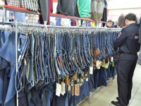 В Твери полиция изъяла партию контрафактной одежды - Новости ТИА