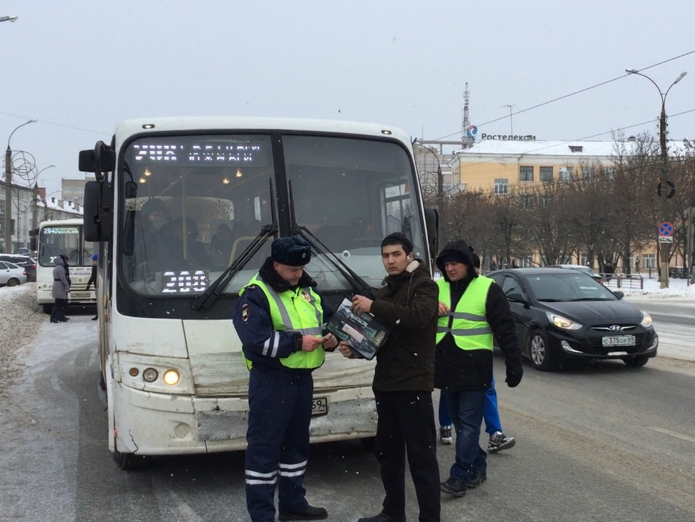 За три дня инспекторы ГИБДД в Твери проверили более 100 автобусов - новости ТИА