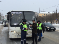 За три дня инспекторы ГИБДД в Твери проверили более 100 автобусов - Новости ТИА