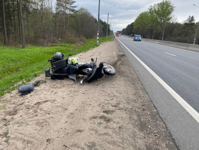Мотоциклист пострадал в аварии на трассе М-10 в Калининском районе - Новости ТИА