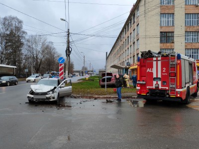 В Твери при столкновении двух автомобилей пострадала женщина - новости ТИА