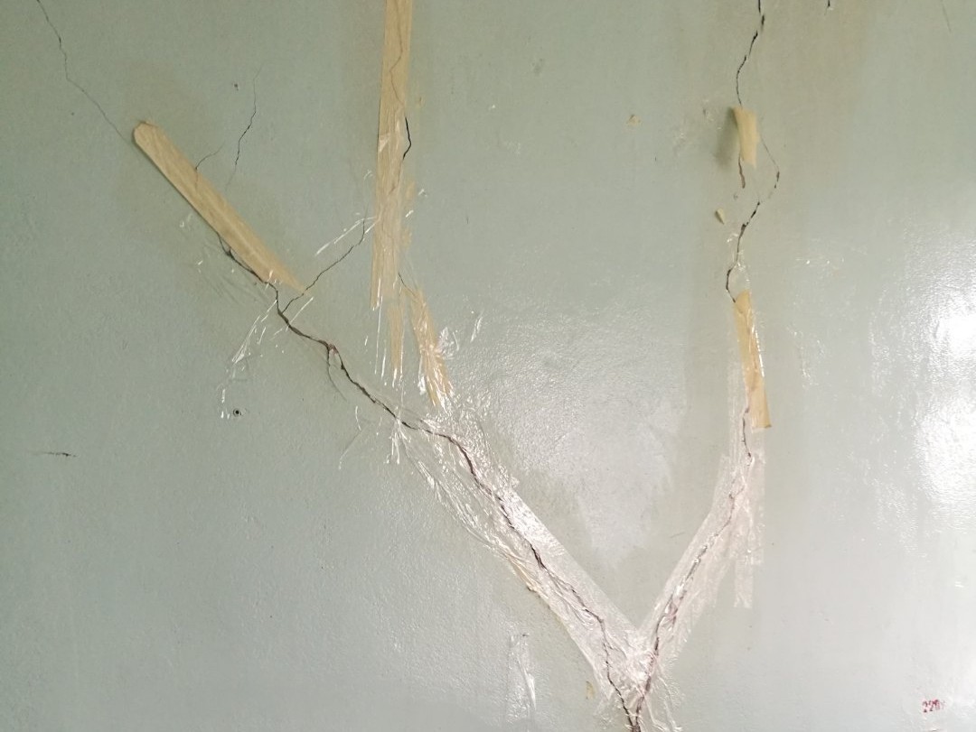 Трещины на стенах в квартире. Трещины на штукатурке. Трещины в перегородках. Мелкие трещины на стене. Трещина на штукатурке на стене.