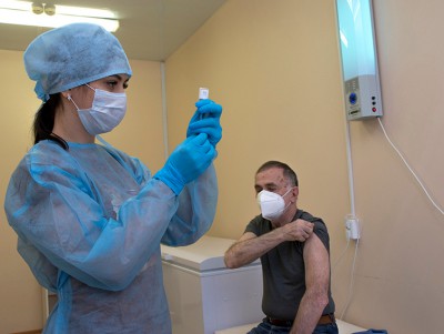 В Твери сделали прививку пациенту Путину и супруге - Новости ТИА