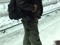 По железнодорожному перрону свободно разгуливает мужчина с оружием в кобуре  - Новости ТИА