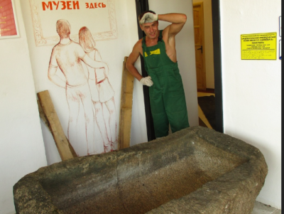 В Андреапольском музее появился новый экспонат - огромная каменная ванна - новости ТИА