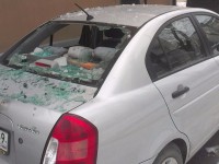 В центре Твери упавшая с крыши глыба льда серьезно повредила иномарку - Новости ТИА
