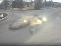 Во Ржеве водитель Тoyota Land Cruiser нарушил ПДД и устроил серьезную аварию - Новости ТИА