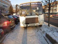 В Твери маршрутка врезалась в легковушку и выехала на тротуар - Новости ТИА