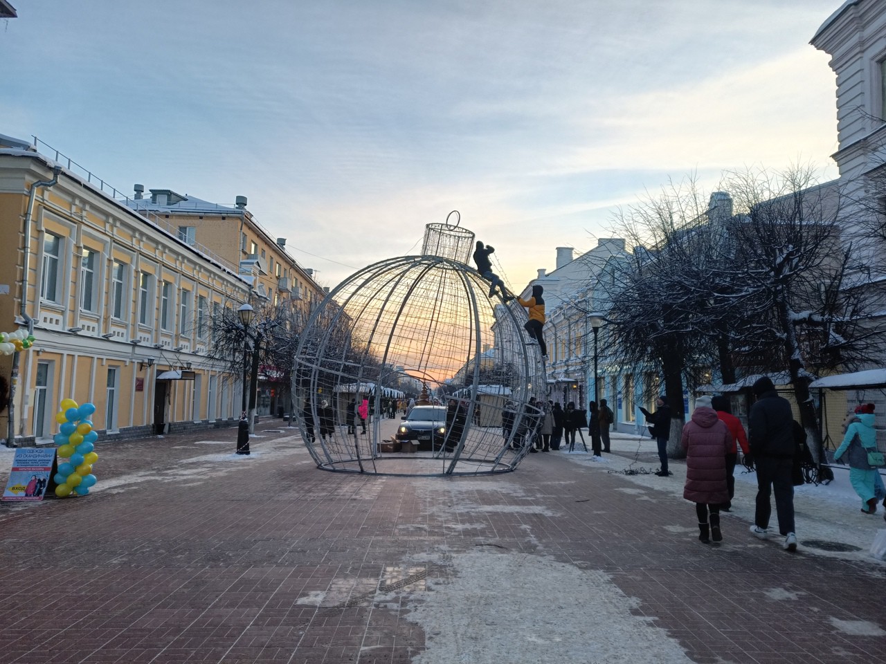 В центре Твери устанавливают огромный новогодний шар | 11.12.2021 | Тверь -  БезФормата